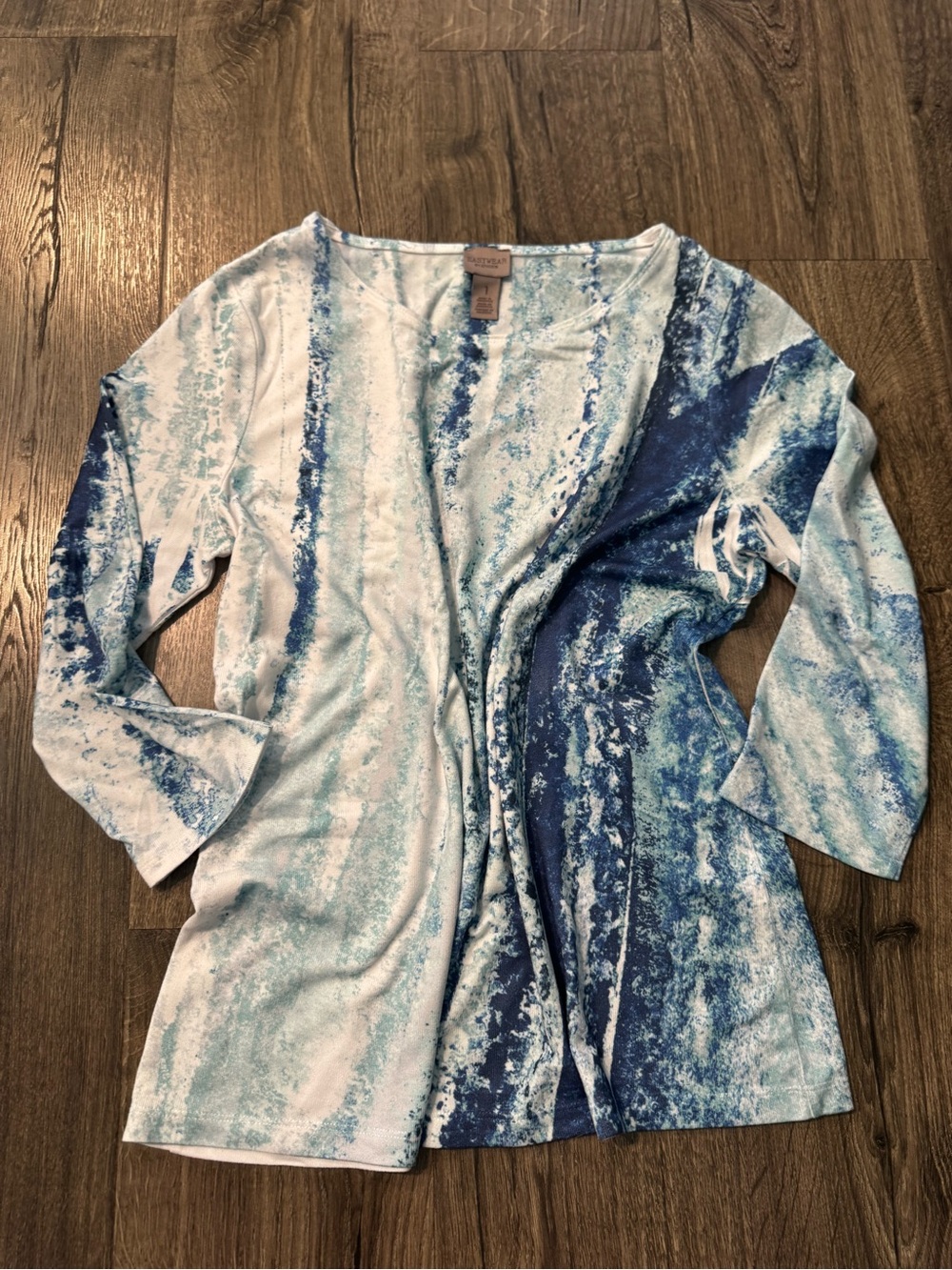 Easywear by Chicos Soft Blue Tie-Dye 3/4 sleeve top women size 1 (medium)